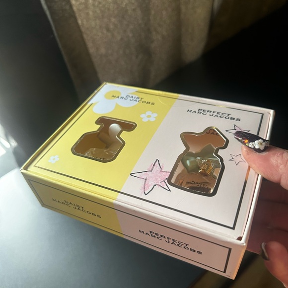 Marc Jacob’s 2 Mini Perfumes New in Package - Picture 2 of 3